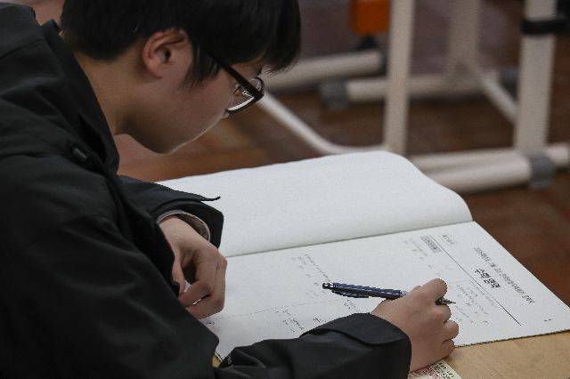 고3 학생이 모의평가 문제를 풀고 있는 모습. 부산일보DB