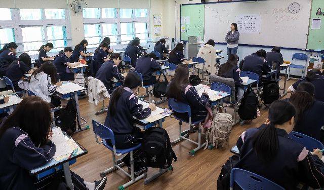 2026학년도 대학수학능력시험 6월 모의평가 시행일인 4일 오전 부산 사상구 주례여고 3학년 교실에서 학생들이 문제를 풀고 있다. 김종진 기자 kjj1761@