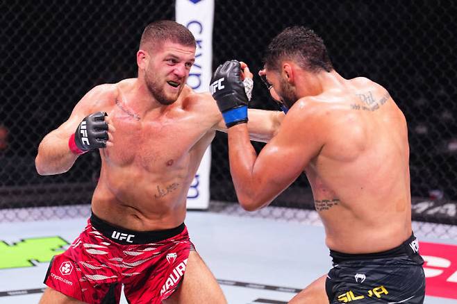 박준용과 UFC 대결을 펼치는 이스마일 나우르디예프. 사진=UFC