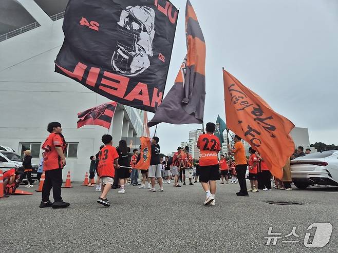 강원FC와 대구FC의 프로축구 K리그1 20라운드 경기가 열린 21일 강릉종합운동장이 홈팀인 강원FC 팬들로 북적이고 있다. 2025.6.21/뉴스1