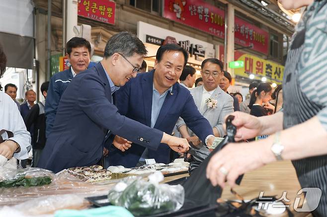 경기 살리기 통큰 세일 개막식에 참석한 이권재 오산시장(사진 가운데)과 김동연지사(오산시 제공)