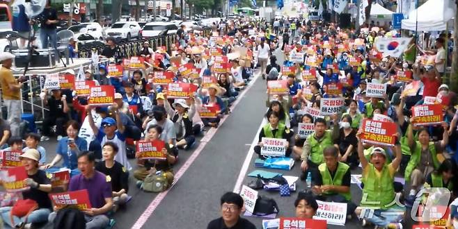 21일 오후 4시 서울 서초구 지하철 2호선 교대역 인근에서 시민단체 촛불행동이 '내란청산 사회대개혁 제145차 촛불대행진' 집회를 열었다.(유튜브 채널 '촛불행동TV' 갈무리)