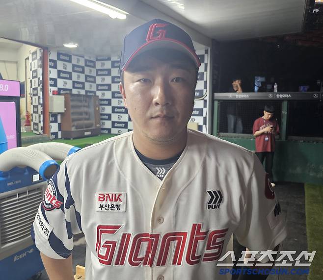 인터뷰에 임한 롯데 정훈. 김영록 기자