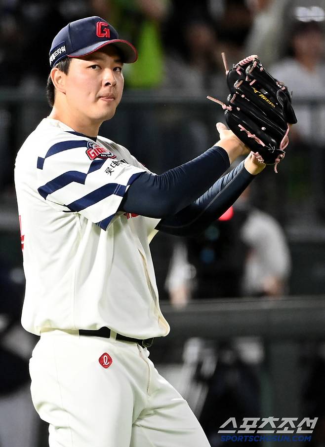 경기를 끝낸 김원중이 기뻐하고 있다. 부산=허상욱 기자wook@sportschosun.com/2025.06.19/
