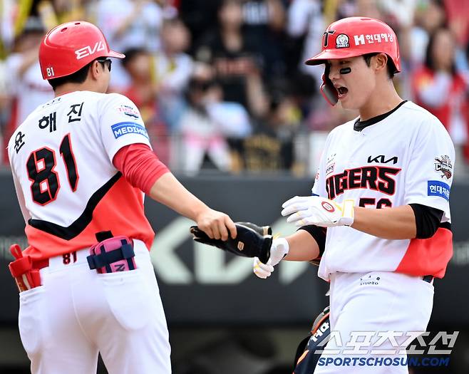 8일 광주 KIA챔피언스필드에서 열린 한화와 KIA의 경기, 1회말 1사 1루 KIA 오선우가 한화 폰세를 상대로 역전 2점홈런을 치고 기쁨을 나누고 있다. 광주=허상욱 기자wook@sportschosun.com/2025.06.08/