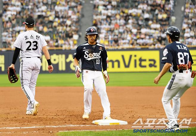 21일 잠실구장에서 열린 LG 트윈스와 두산 베어스의 경기. 6회초 1사 1,3루 두산 이유찬이 런다운에 걸렸지만 1루로 귀루하고 있다. 잠실=박재만 기자 pjm@sportschosun.com/2025.06.21/