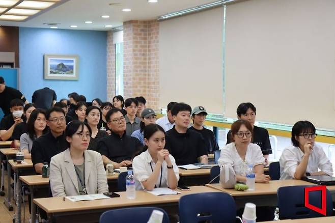 “과학수사의 현재와 미래 조망” 대구경찰청, 제3회 과학수사발전연구회에 참석한 관계자들이 과학수사 세미나 경험담을 경청 하고 있다.