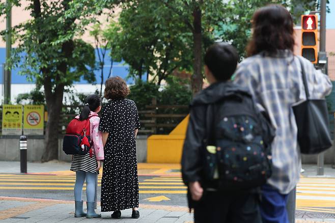 지난달 서울 시내 한 초등학교 앞 등교 시간 풍경. 저출산과 학령 인구 감소 속, 딸 아들을 막론하고 부모들이 '귀한 자식을 잘 키워내야 한다'는 압박감은 더 강해지고 있다. 이는 진학과 입시를 둘러싼 신경전으로 이어진다.(사진은 기사 특정 내용과 관련 없음) /뉴스1