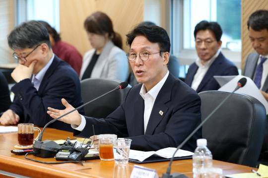 김민석 국무총리 후보자가 20일 대구 수성구 대구디지털혁신진흥원에서 열린 '인공지능 전환(AX) 연구거점 조성을 위한 경청 간담회'에서 모두발언하고 있다. 연합뉴스