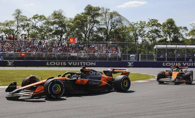 맥라렌 선수들이 15일(현지시간) 캐나다 몬트리올에서 열린 F1 10라운드 경기에서 질주하고 있다. 뉴시스