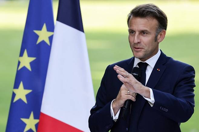 에마뉘엘 마크롱 프랑스 대통령이 20일(현지시간) 파리 엘리제 대통령궁에서 연설하고 있다. AFP 연합뉴스