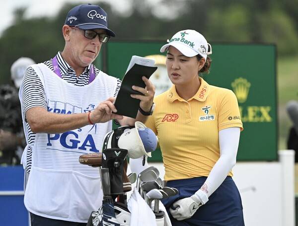 양희영, 김효주, 방신실, 최혜진, 리디아 고, 고진영, 윤이나, 전인지, 넬리 코다, 황유민, 김아림, 박성현, 이정은6, 김세영, 유해란 프로 등이 출전한 2025년 미국여자프로골프(LPGA) 투어 메이저 골프대회 KPMG 위민스 PGA챔피언십 1라운드에서 호주 교포 이민지 프로가 경기하는 모습이다. 사진제공=2025 PGA of America