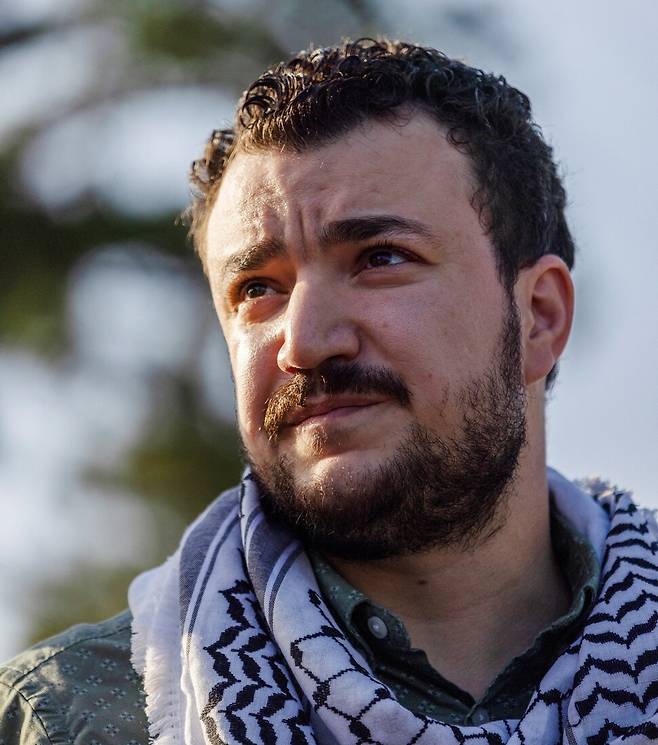 마흐무드 칼릴이 20일(현지시각) 미국 루이지애나주 예나에서 이민 구금시설에서 풀려난 뒤 언론과 인터뷰하고 있다. 루이지애나/로이터 연합뉴스