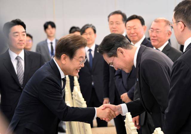 이재명 대통령이 13일 서울 용산 대통령실청사에서 열린 6경제단체와 기업인 간담회에서 이재용 삼성전자 회장과 악수를 나누고 있다. 왕태석 선임기자