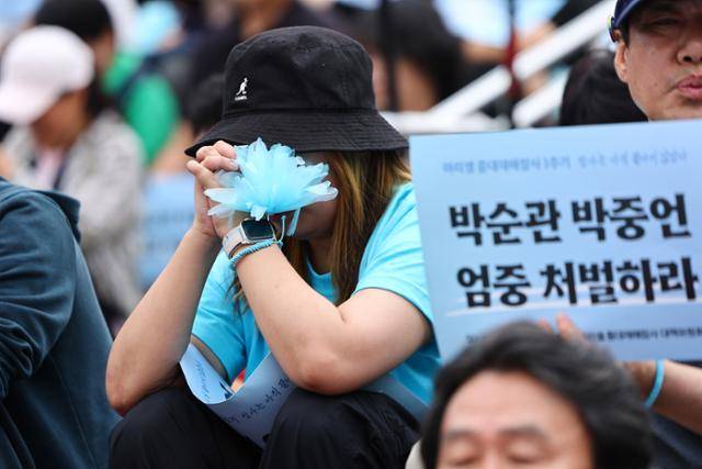 21일 서울역 광장에서 열린 아리셀 중대재해참사 1주기 추모대회에서 한 참가자가 기도하고 있다. 연합뉴스