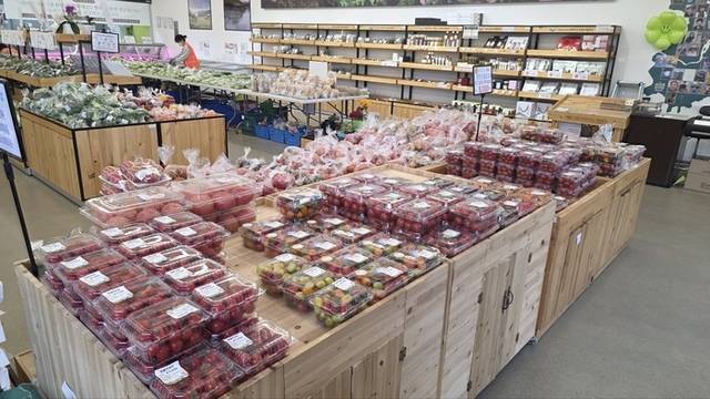 ▲ 춘천지역먹거리직매장은 지역 소규모 농가의 안정적인 판로가 되고 시민에게는 장거리 운송을 거치지 않은 로컬푸드를 구매할 수 있어서 사회적 가치를 고려한 소비가 가능하다.