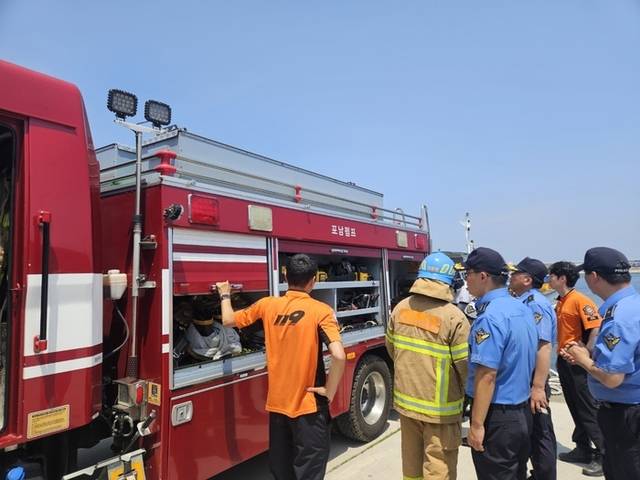 ▲ 강릉해양경찰서는 지난 19일 강릉항에서 정박어선을 대상으로 강릉소방서 등 관계기관과 합동 화재 대응 훈련을 실시했다.강릉해양경찰서 제공