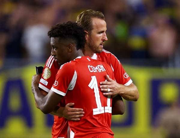 해리 케인이 경기가 끝난 뒤 킹슬리 코망과 포옹을 나누고 있다. 사진= REUTERS= 연합뉴스 제공