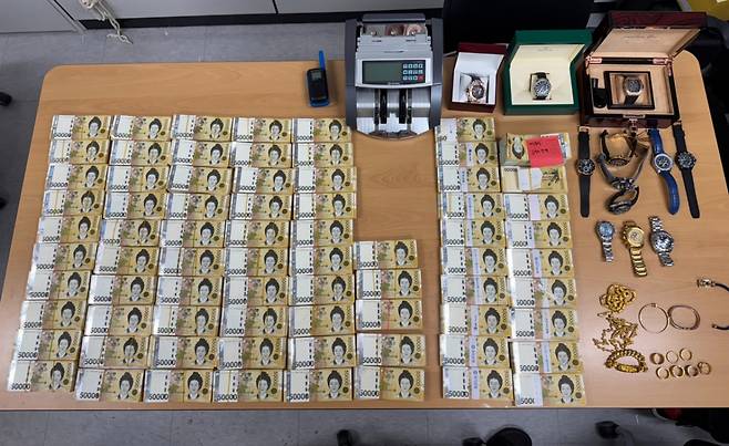 서울경찰청 광역수사단이 지난해 9월 서울에 있는 불법 도박사이트 운영 조직 일당의 사무실을 급습해 현장에서 현금과 고가 물품 등을 압수.했다./사진제공=서울경찰청 광역수사단.