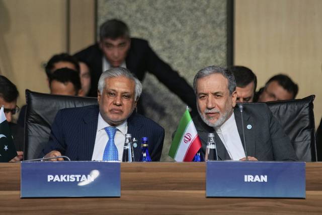 압바스 아락치 이란 외무장관이 21일 터키 이스탄불에서 열린 이슬람협력기구 외무장관회의에서 파키스탄 이샤크 다르 외무장관과 대화하고 있다. AP 연합뉴스
