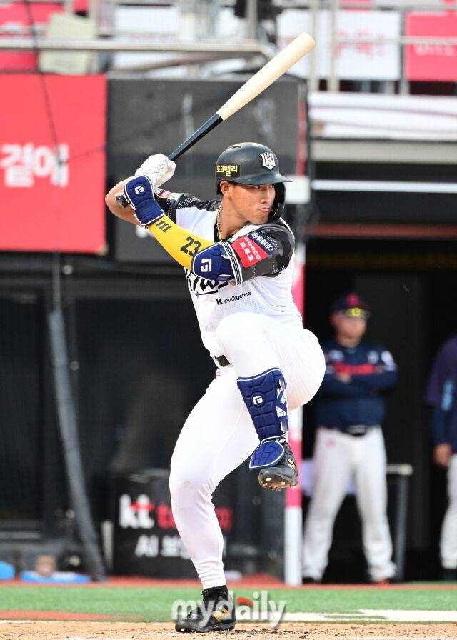 2025년 6월 11일 오후 경기도 수원시 KT위즈파크에서 '2025 신한 SOL뱅크 KBO 리그' 롯데 자이언츠와 KT위즈의 경기가 열렸다. KT 안현민이 레그킥 타격폼을 취하고 있다./마이데일리
