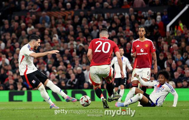 리옹시절 맨유와의 유로파 8강전에서 골을 넣은 셰르키. 하지만 팀은 연장 패배끝에 탈락했다./게티이미지코리아