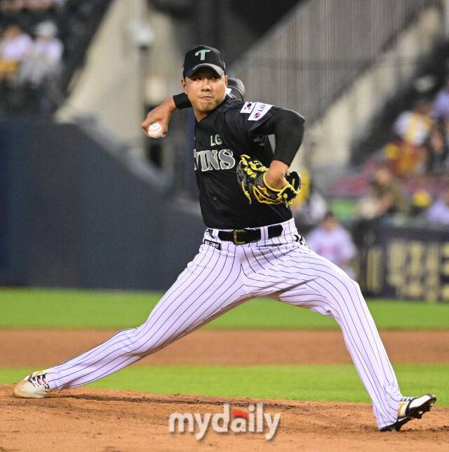 2025년 6월 17일 오후 서울 잠실구장에서 진행된 '2025 신한 SOL뱅크 KBO 리그' NC 다이노스와 LG 트윈스의 경기.LG 정우영이 5회초 구원등판해 역투하고 있다./마이데일리