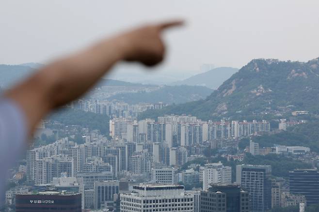 서울 아파트값 최대폭 상승 (서울=연합뉴스) 임화영 기자 = 서울 아파트 가격이 계속 오르면서 6월 셋째주 매매가격이 주간 기준으로는 6년 9개월 만에 최대 상승폭을 기록했다. 새 정부의 부동산 정책 기조에 대한 기대감과 함께 내달 3단계 스트레스 DSR(총부채원리금상환비율) 규제 시행이 매수 심리를 자극하고 있다는 분석이 나온다. 한국부동산원이 19일 발표한 '6월 셋째주(16일 기준) 주간 아파트 가격 동향'에 따르면 서울 아파트 매매가격은 전주 대비 0.36% 상승했다. 이는 문재인 정부 때인 2018년 9월 둘째주(0.45% 상승) 이후 최대 상승 폭이다. 사진은 19일 서울 시내 아파트. 2025.6.19 hwayoung7@yna.co.kr (끝) <저작권자(c) 연합뉴스, 무단 전재-재배포, AI 학습 및 활용 금지> 연합뉴스