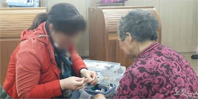 강릉시자원봉사센터에서는 1인 가구, 독거 어르신 등 어려운 이웃을 찾아 도움을 주고 있다.