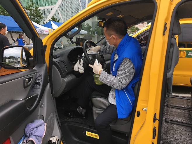 코로나 방역을 위해 클린정류장에서 차량 내부를 소독하고 있는 모습. 강릉시 제공