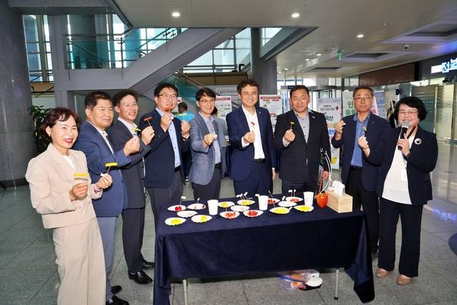 최준열 전북도농기원장(오른쪽 세번째부터), 김희수 전북도의회 부의장, 오영석 NH농협 남원시지부장, 오용담 운봉농협 조합장, 박태성 춘향골바래봉파프리카영농조합 회장 등이 국산 종자 파프리카를 소비자들에게 홍보하고 있다.