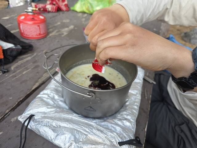 남는 매운 볶음 라면 소스는 따로 챙겨뒀다가 다른 요리에 넣어서 먹는다. 다른 하이커들은 이 소스를 병 채로 갖고 다닌다.