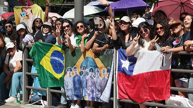 방탄소년단(BTS) 멤버 지민과 정국의 전역일인 지난 11일 서울 용산구 하이브 사옥 앞에서 국내외 아미(ARMY·BTS의 팬덤)들이 제대를 축하하고 있다.