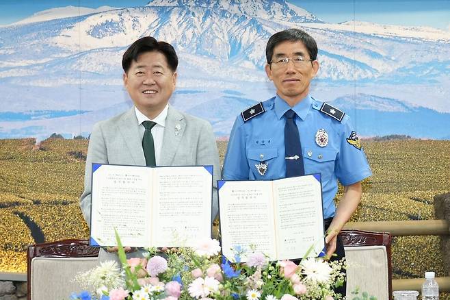 제주도와 제주해양경찰청이 20일 도청 백록홀에서 긴급차량 우선신호시스템 확대 운영을 위한 업무협약을 체결하고 기념촬영하고 있다. 제주도 제공