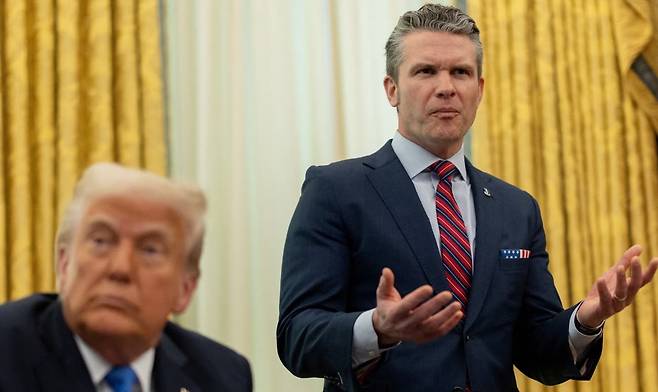 도널드 트럼프 미국 대통령(왼쪽)과 그가 발탁한 피트 헤그세스 국방부 장관. 로이터연합뉴스