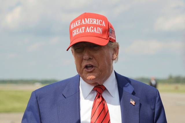 도널드 트럼프 미국 대통령이 20일(현지 시간) 뉴저지주 모리스타운의 공항에서 기자들과 만나 발언하고 있다. 로이터연합뉴스