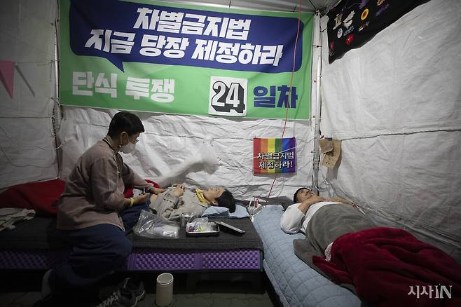 2022년 이종걸 차별금지법제정연대 공동대표(오른쪽)와 미류 집행위원(왼쪽)이 서울 여의도 국회 앞에서 차별금지법 제정을 요구하며 단식 농성을 했다. ⓒ시사IN 이명익