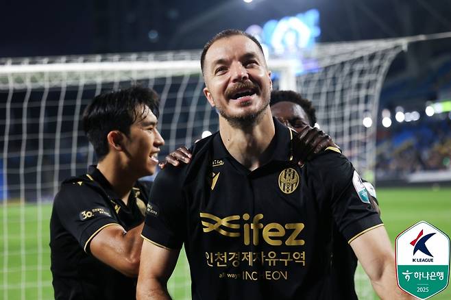 인천 유나이티드 무고사가 21일 인천축구전용경기장에서 열린 화성FC전에서 K리그 통산 100호골(K리그1 86골·K리그2 14골)을 터뜨린 뒤 기뻐하고 있다. /사진=한국프로축구연맹 제공