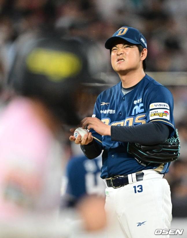 NC 임정호가 21일 수원 KT전 8회말 1사 만루에서 김민혁을 맞히고 아쉬워하고 있다.