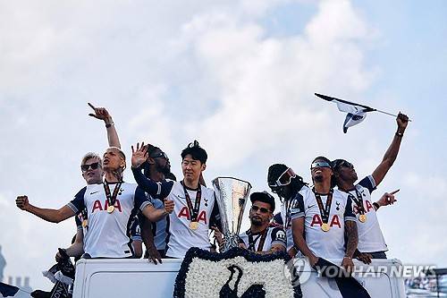 손흥민 사우디아라비아 3개 구단에서 총 급여 1745억원에 달하는 거액의 제안의 받은 것으로 알려졌다. 토트넘 역시 손흥민과의 결별 수순을 밟고 있으며 손흥민의 현 소속팀 마지막 모습은 유로파리그 우승 세리머니였다는 게 영국의 토트넘 매체 견해다. 연합뉴스