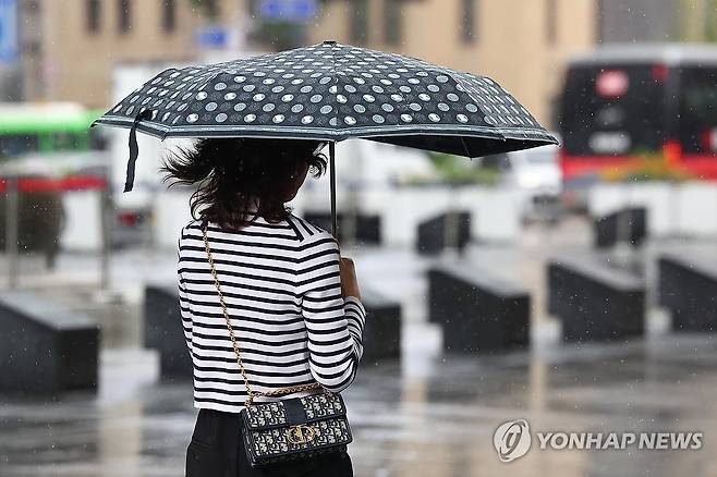 장맛비에 바람까지 (서울=연합뉴스) 서대연 기자 = 서울 전역에 호우주의보가 내린 20일 서울 종로구 광화문 광장에서 우산을 쓰고 이동하는 시민의 머리가 바람에 날리고 있다. 2025.6.20 dwise@yna.co.kr
