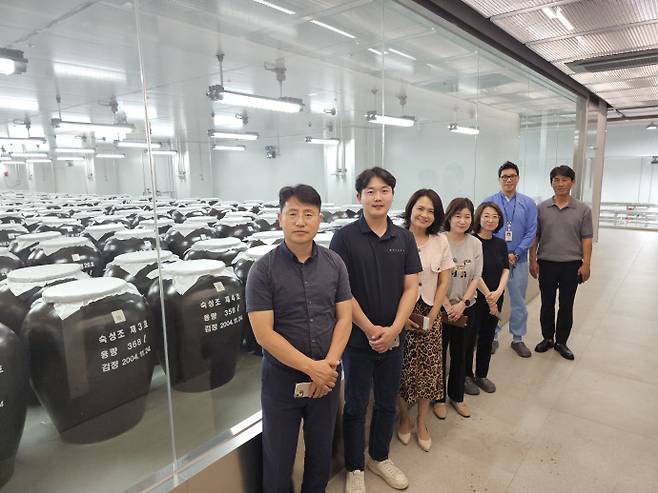 임영석 가남읍장(맨 앞)이 고민재 가남읍 기업인협의체 사무국장 등과 함께 프리미엄 증류식 소주회사인 '화요'를 방문하고 있다. 사진=여주시청