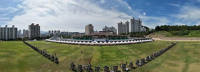 제43회 대통령기 전국 남여 양궁대회가 24-29일 6일간 광주국제양궁장(예선전)과 국립아시아문화전당 5·18민주광장(결승전)에서 열린다. 사진은 22일 광주국제양궁장에서 제36회 전국 남녀초등학교 양궁대회가 열리고 있는 모습. <광주시양궁협회 제공>