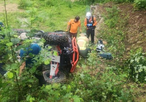 ◇21일 오전 6시15분께 인제군 인제읍 원대리의 한 야산에서 50대가 몰던 사륜오토바이가 전도됐다. 사진=강원특별자치도소방본부 제공