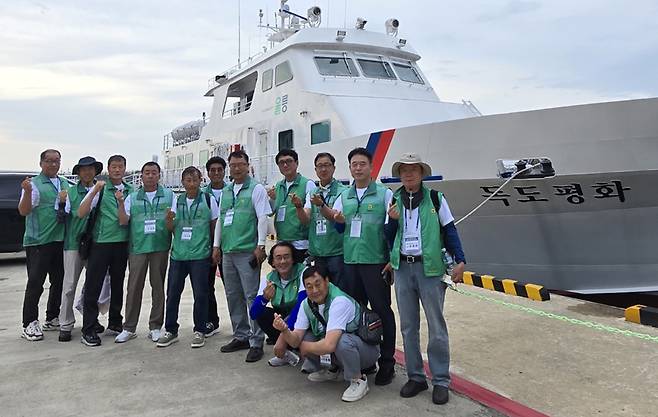 독도지킴이 독도평화호 앞에서 기념 촬영. /울릉새마을회 제공