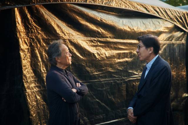 정명훈 부산콘서트홀 예술감독과 박형준 부산시장이 지난 7일 부산 연지동 부산시민공원 잔디광장에 열린 ‘2025 클래식 파크 콘서트’에 앞서 야외에 설치된 출연자 대기실 앞에서 대화를 나누고 있다. 박형준 시장 페이스북 캡처