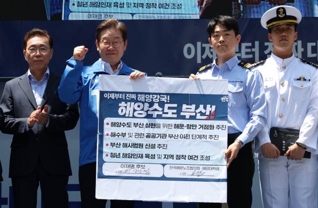 지난달 14일 더불어민주당 대선후보이던 이재명 대통령이 부산 서면 유세에서 ‘해수부 부산 이전’을 포함한 해양수도 부산 협약서에 서명한 뒤 기념 촬영했다. 김종진 기자