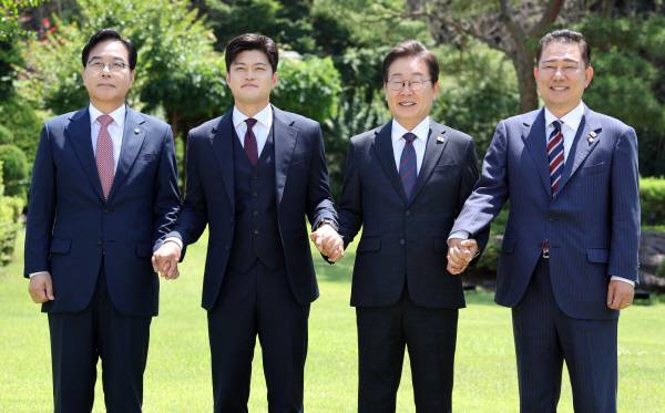 이재명 대통령이 22일 한남동 관저에서 여야 지도부와 오찬에 앞서 기념촬영을 하고 있다. 왼쪽부터 국민의힘 송언석 원내대표, 김용태 비상대책위원장, 이 대통령, 더불어민주당 김병기 당대표 직무대행 겸 원내대표.연합