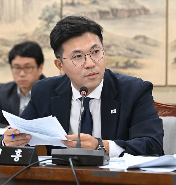 제주도의회 예산결산특별위원회 소속 현지홍 의원(더불어민주당·비례대표)은 지난 20일 제주항공 항공권 간접 판매에 대해 질의하고 있다.