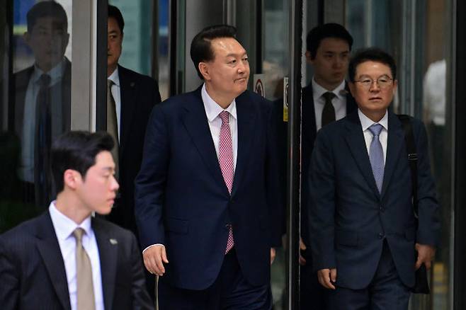 윤석열 전 대통령이 9일 서울 서초구 서울중앙지방법원에서 열린 내란 우두머리 혐의·직권남용 권리행사 방해 혐의 사건 6차 공판에 출석한 뒤 법정을 나서고 있다.(사진=연합뉴스 제공)